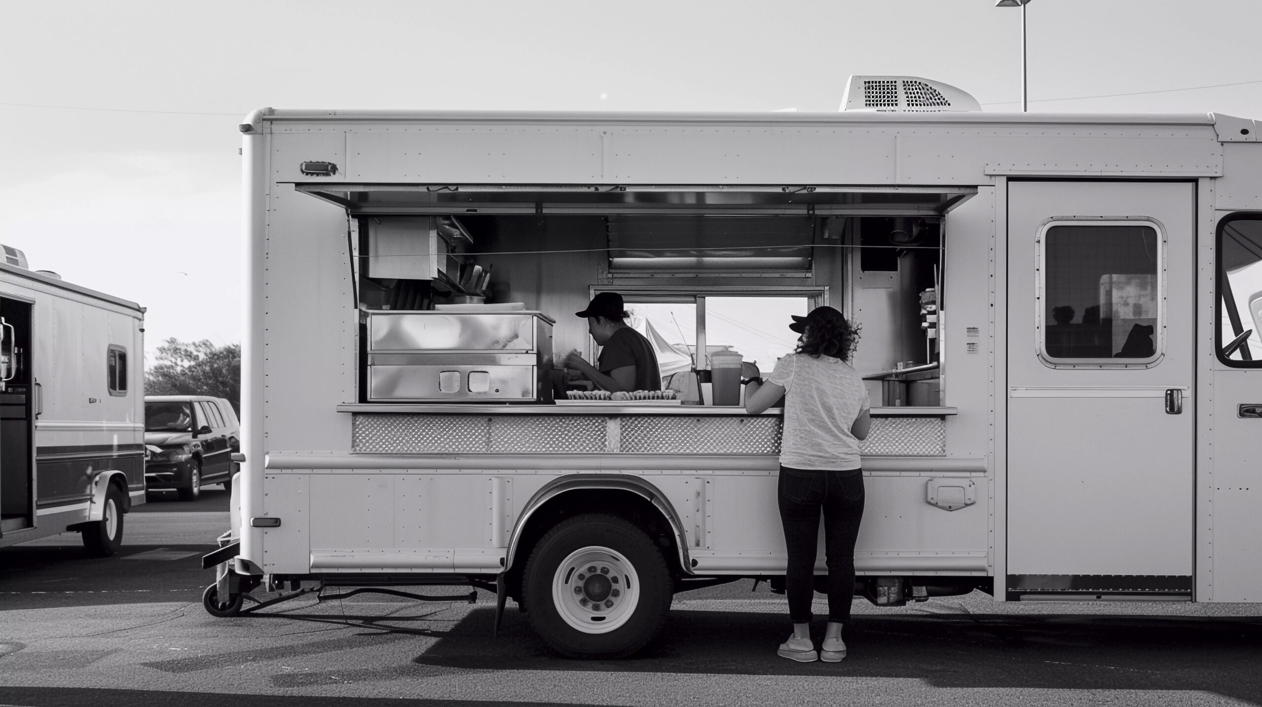 monochrome-street-food-entertainment